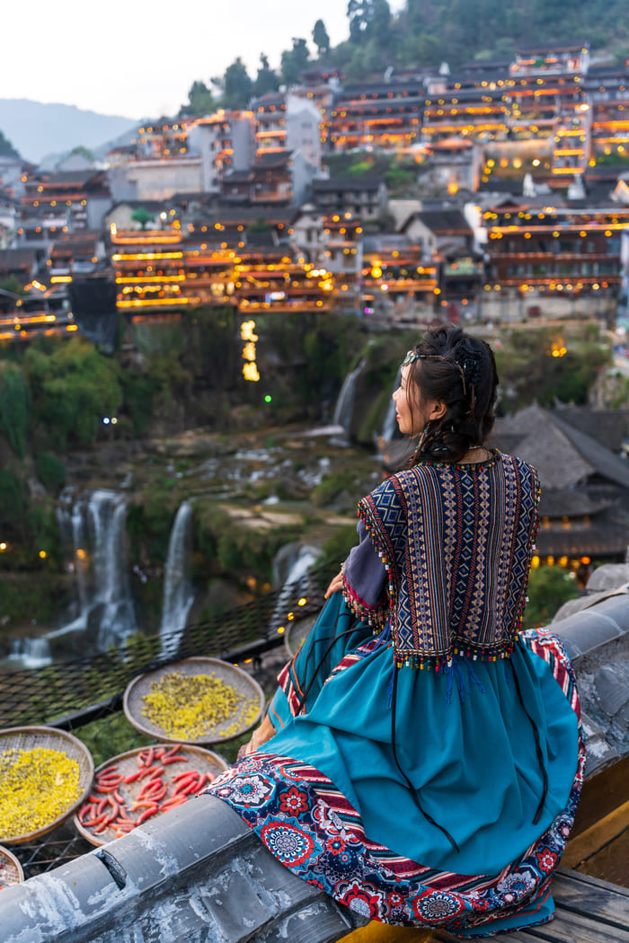 mujer mirando la vista en yangshuo