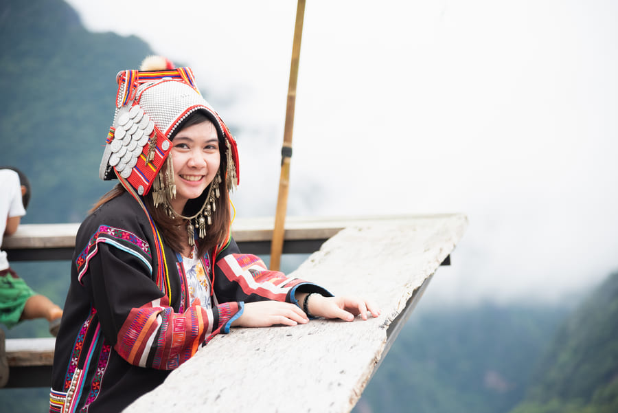 mujer posando para una foto en Mhong China