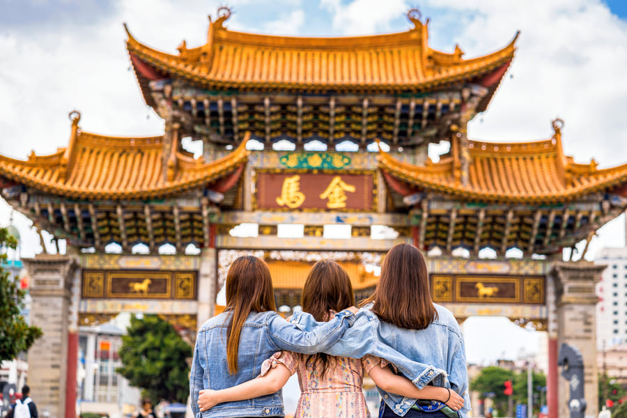 familia posando en edificios emblemático chino